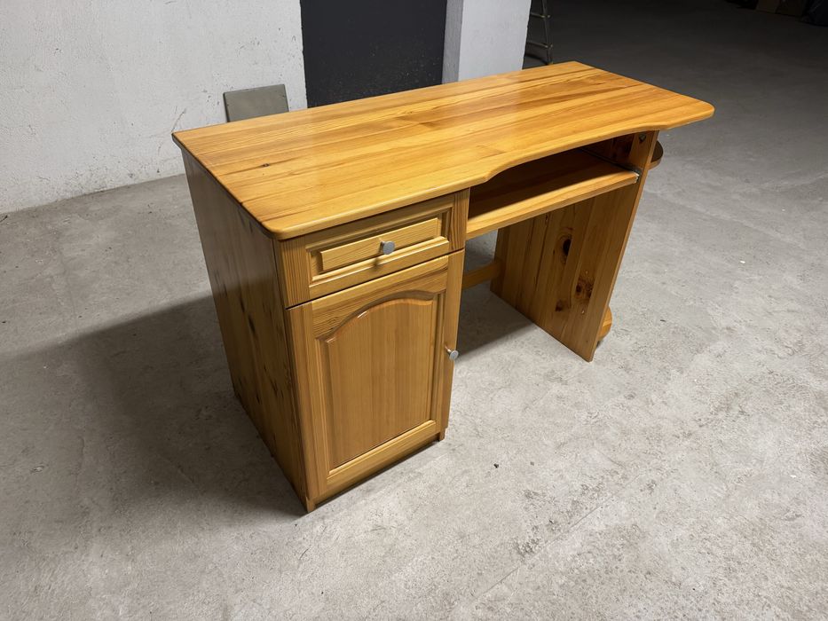 Бюро от естествено дърво компактно