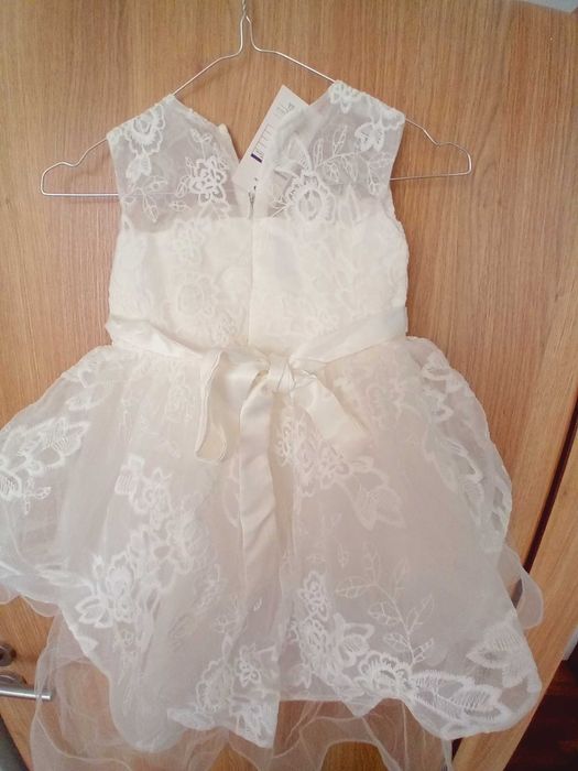 Страхотна нова бяла рокля с перли- 3-4 год 110см