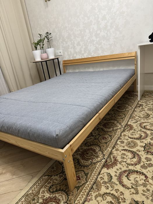 Двухспальная кровать с матрасом