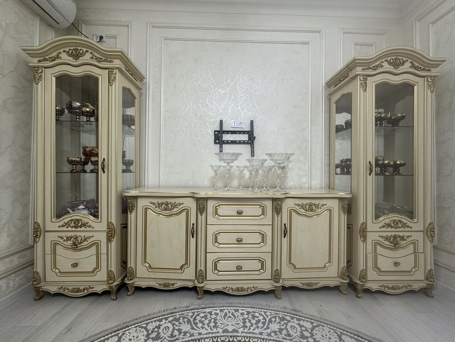 Продаю стол стулья и стенка комод