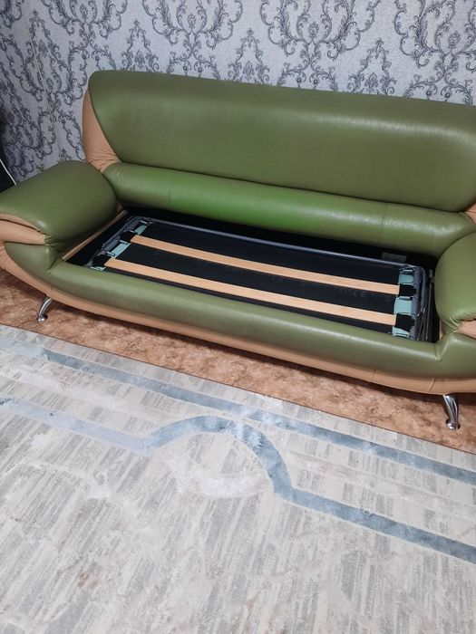 Продам диван б/у 40000самовывоз...торг уместен