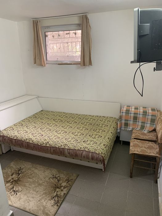 Помещение в сутеренеа под наем с баня и тоалетна