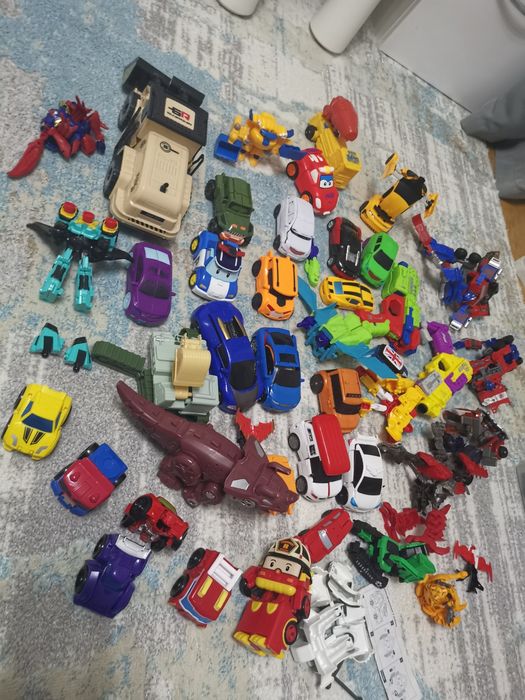 Продам игрушки:машинки, роботы