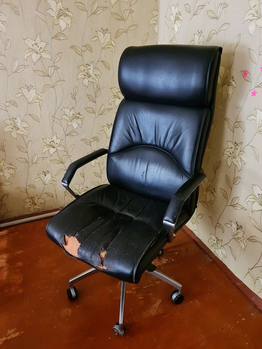 Продам офисное кресло, кожа