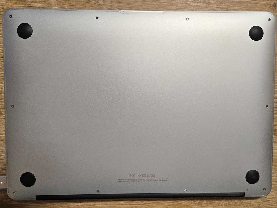 MacBook Air 13" (2015) — i7 2.2GHz, 8GB RAM, 512GB SSD + зарядно