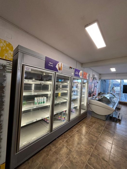 Vand vitrine frigorifice si alte echipamente pentu magazin alimentar