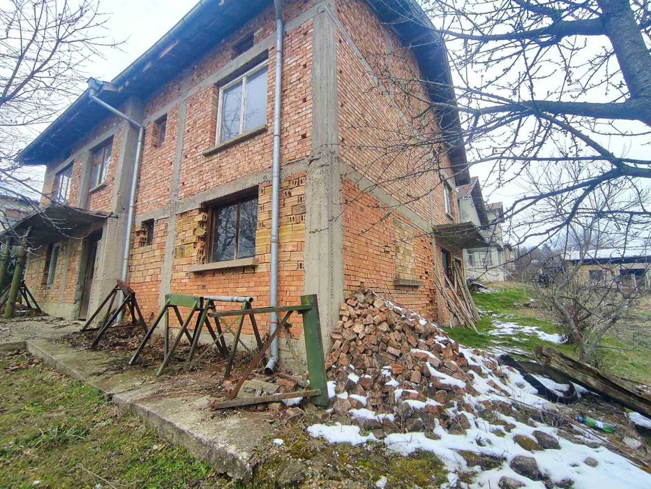 Масивна двуетажна тухлена къща в гр. Борово