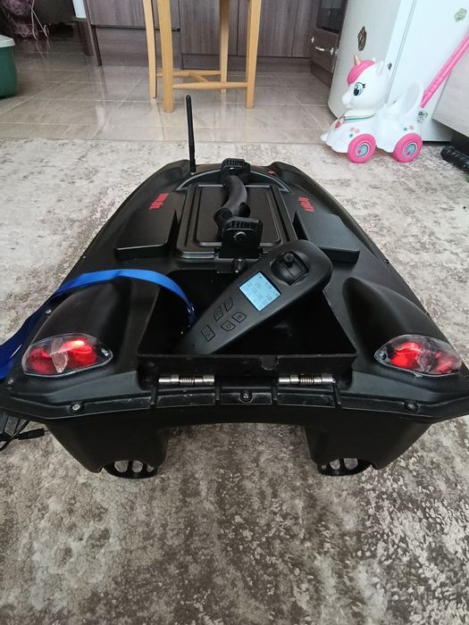 Лодка за захранка Kaтамаран V888 GPS 40 Точки