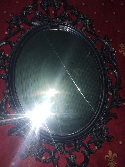 Vând oglinda  veche