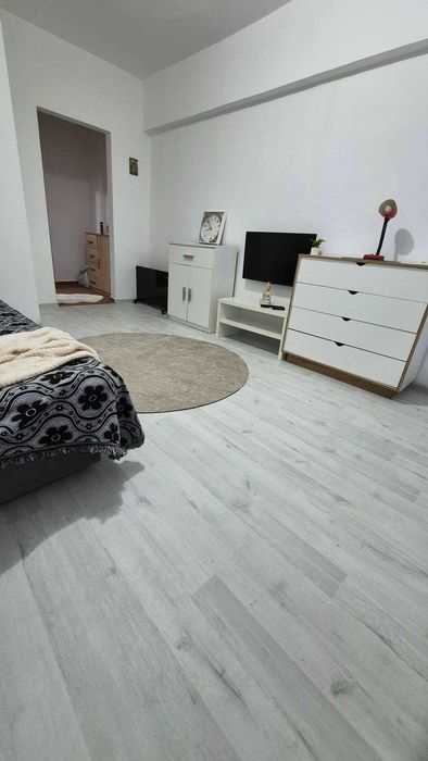 Garsoniera de vanzare in Onesti, zona de jos, situata la parter.