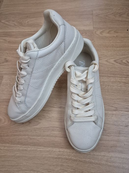 Дамски кецове екрю Zara