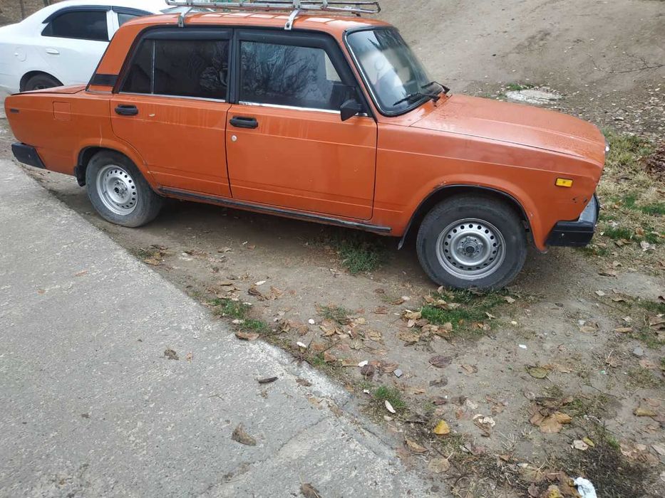 Vaz 2107 sotiladi
