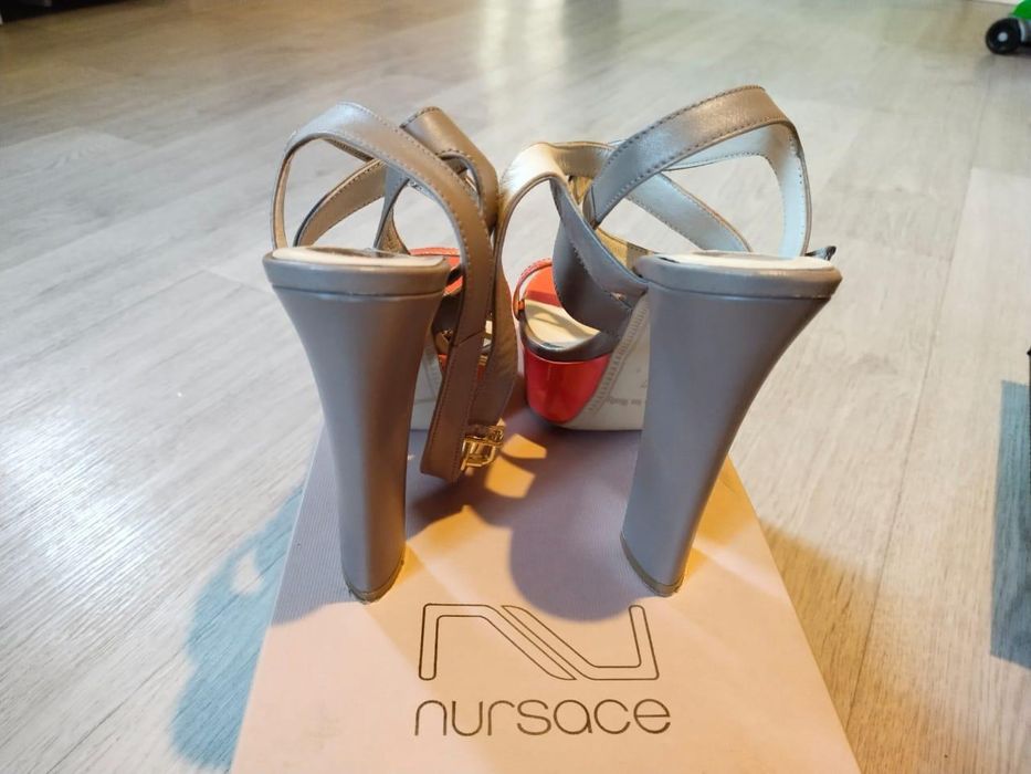 Продам босоножки