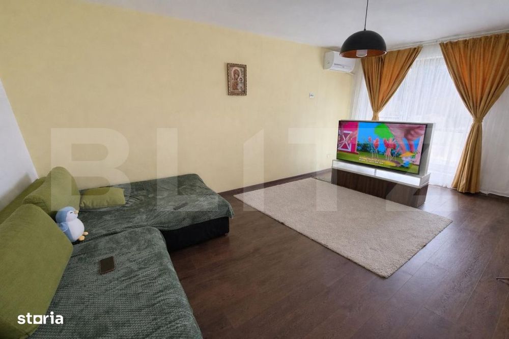Apartament 3 camere, decomandat, etaj intermediar, lift, parcare si bo