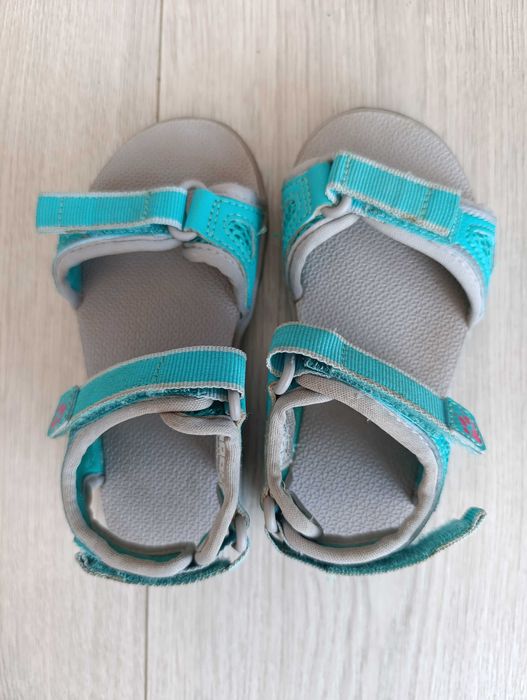 Здрави сандали за момиче.