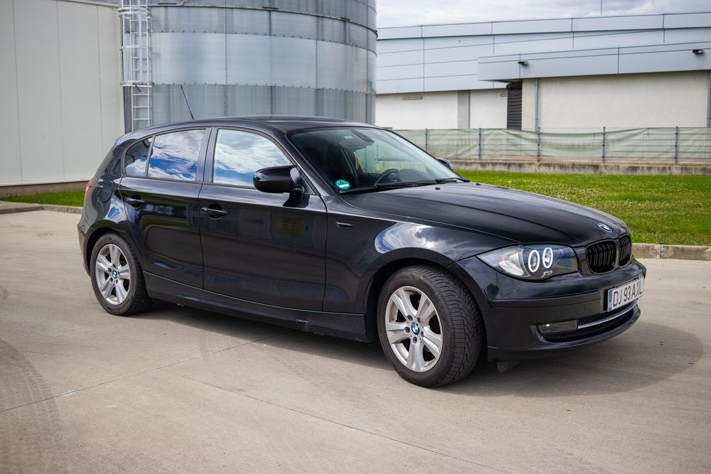 BMW Seria 1 116i (122 CP) • 2011 • Negru • Lupe Bi-LED • Încălzire scaune • Multe dotări