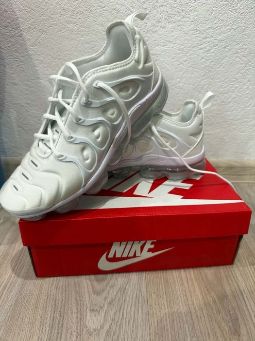 Nike vapormax plus white