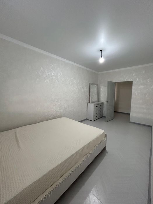 Продам спальный гарнитур (диван, матрас, зеркало, комод)