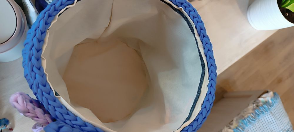 Вязанная корзинка для детских игрушек