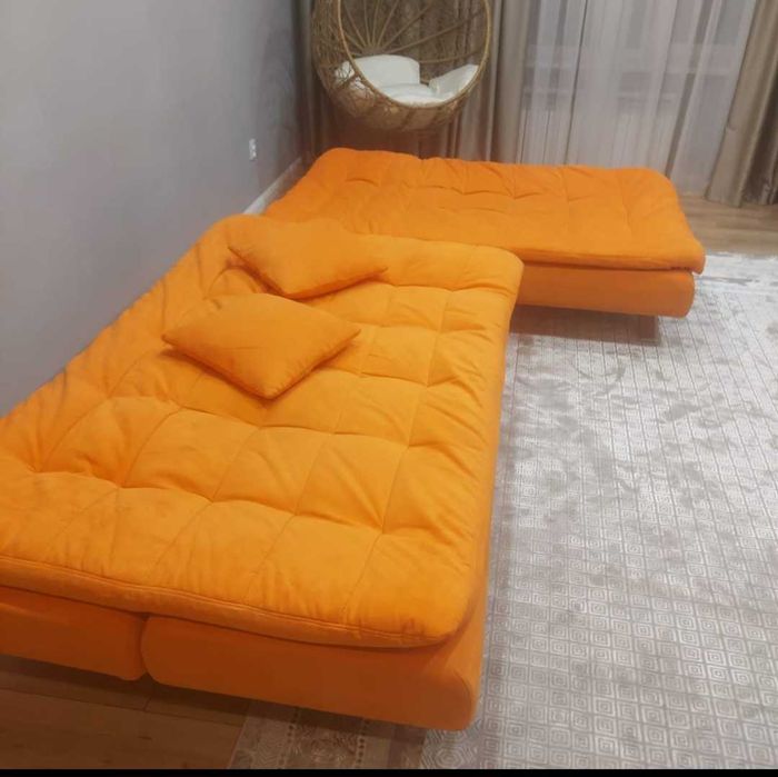 Диван угловой оранживый