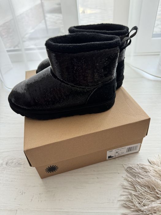 Vand cizme Ugg  cu paiete
