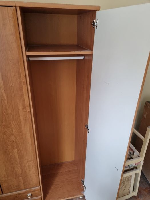 Малък гардероб с дървесни мотиви