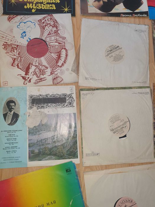 Продаются разные пластинки .