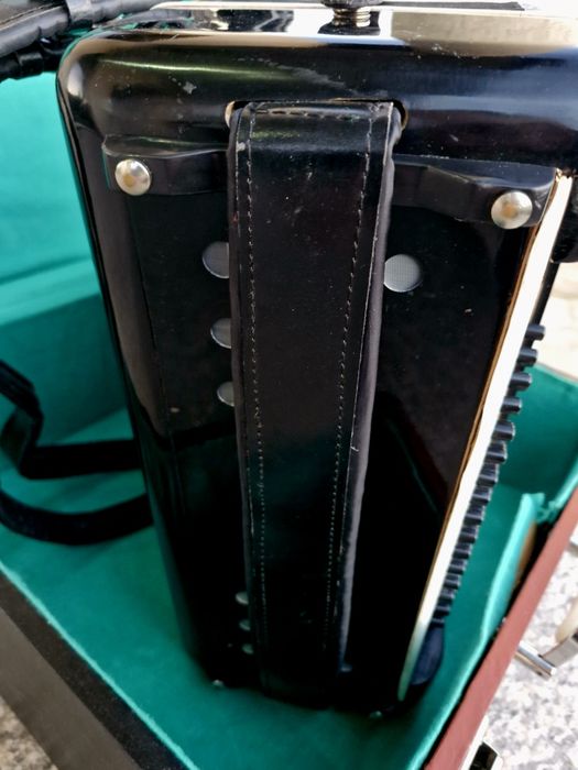 Vând acordeon Baile cu 60 basi negru