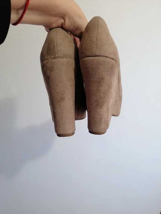 Vand pantofi cu platforma