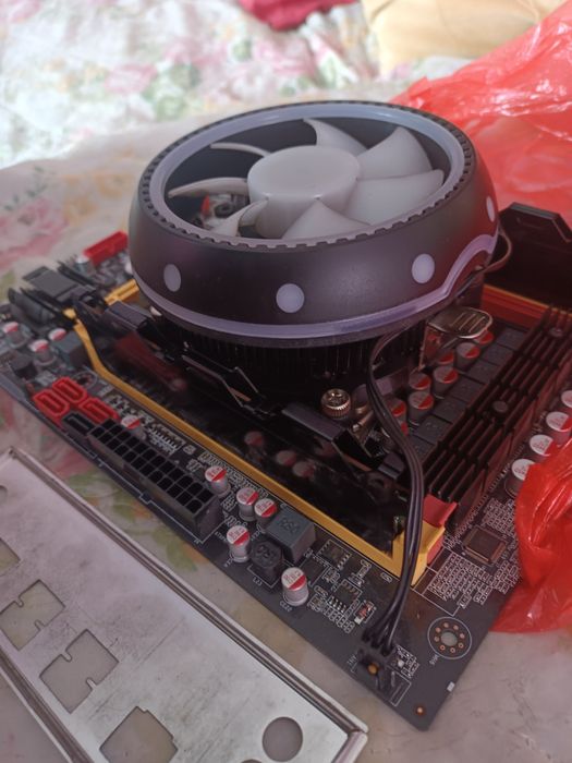 маиеринская плата с процессором Intel(R) Xeon(R)