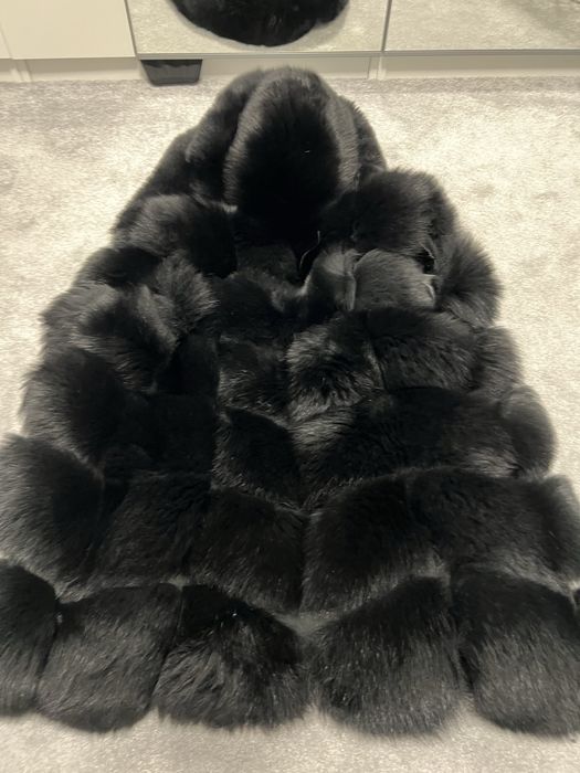 Vesta blanita neagra cu gluga
