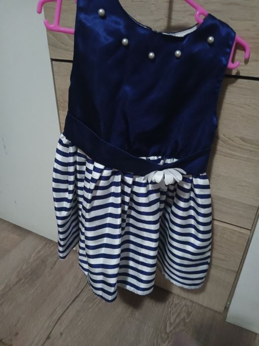 Vând rochițe de fetiță purtate de 2 ori preț 10 lei bucata și încălțăm