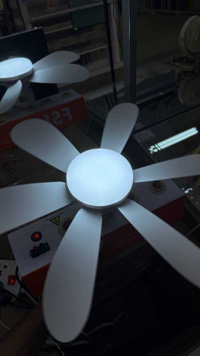 Ventilator LED E27 cu Telecomandă – 3 Viteze, Lumină Reglabilă 3000K–6500K