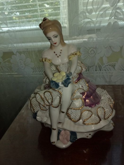 Bibelou portelan rochie dantela