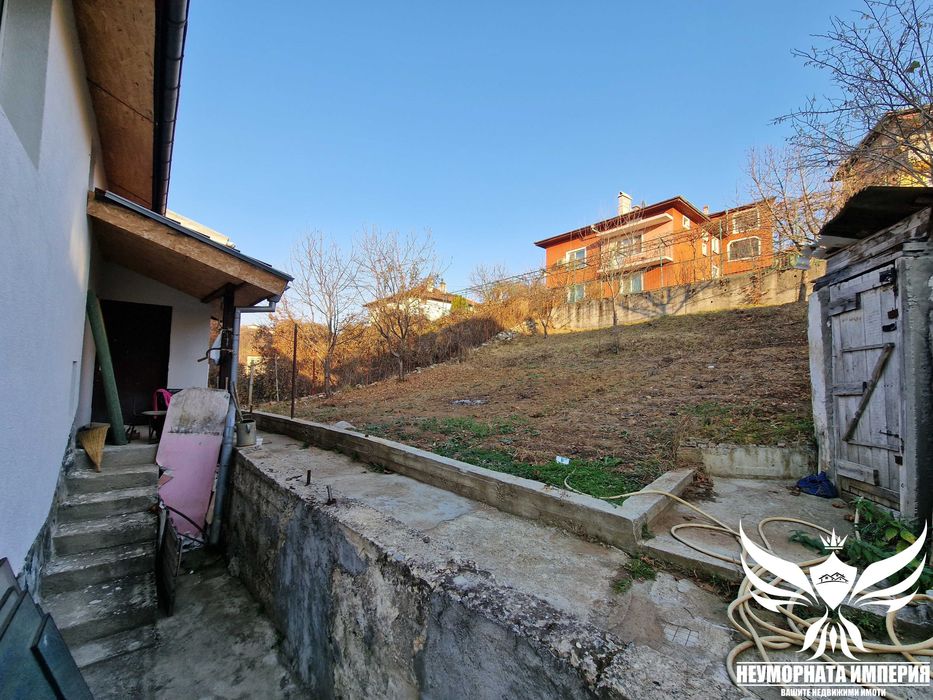 Двуетажна вила/къща 240РЗП с 630кв.м. двор село Бял Извор, общ.Ардино