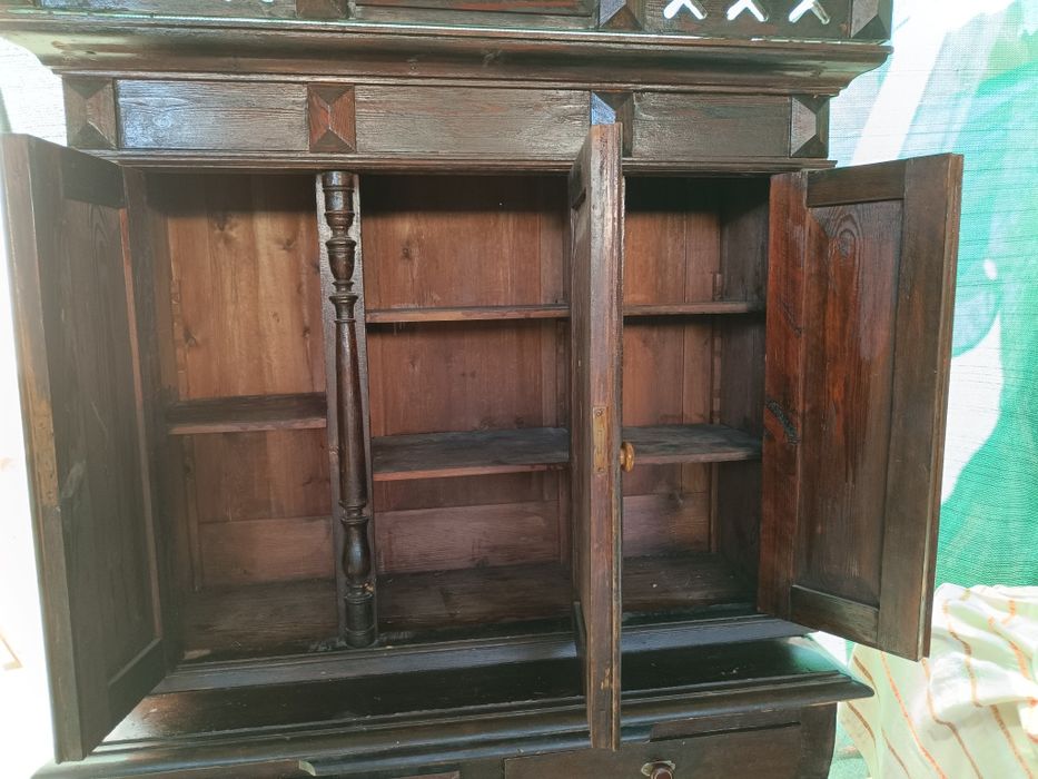 Продается старинный Буфет