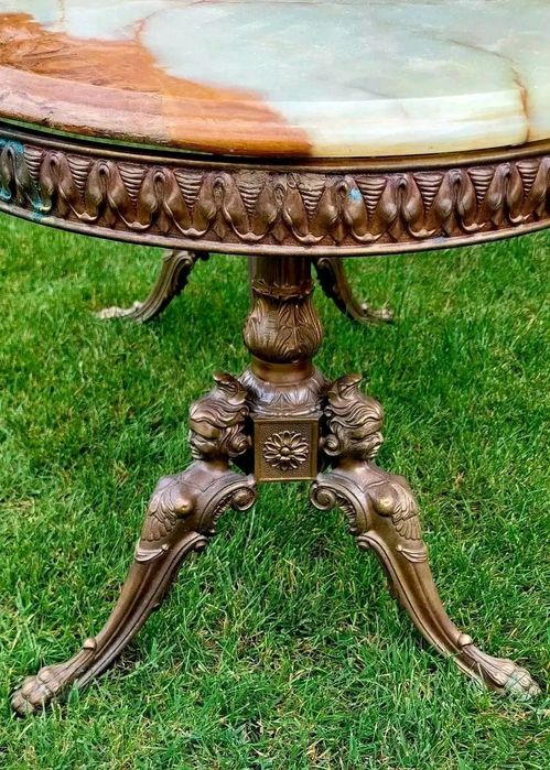 Măsuță de salon cu blat din onix și picior din bronz.