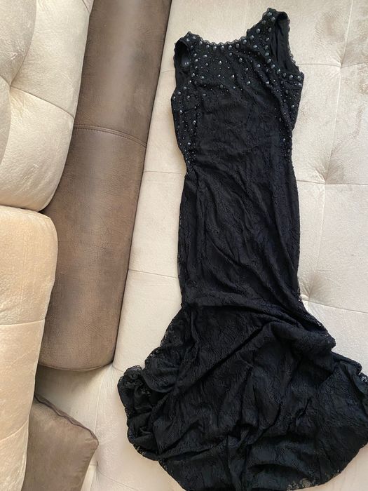 Дълга черна рокля с гол гръб от дантела бална рокля