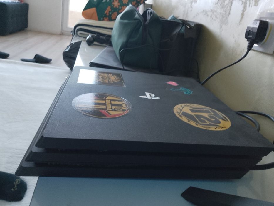 Продавам PS4 про
