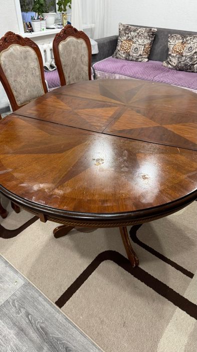 Продаётся стол со стульями.