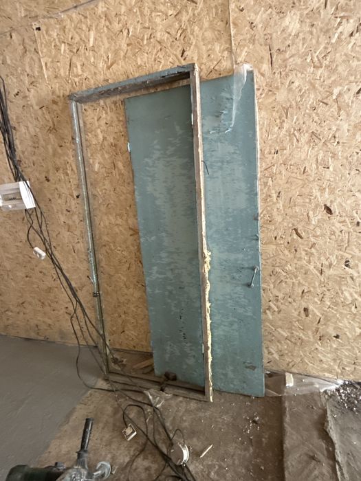 Продам дверь с косяком