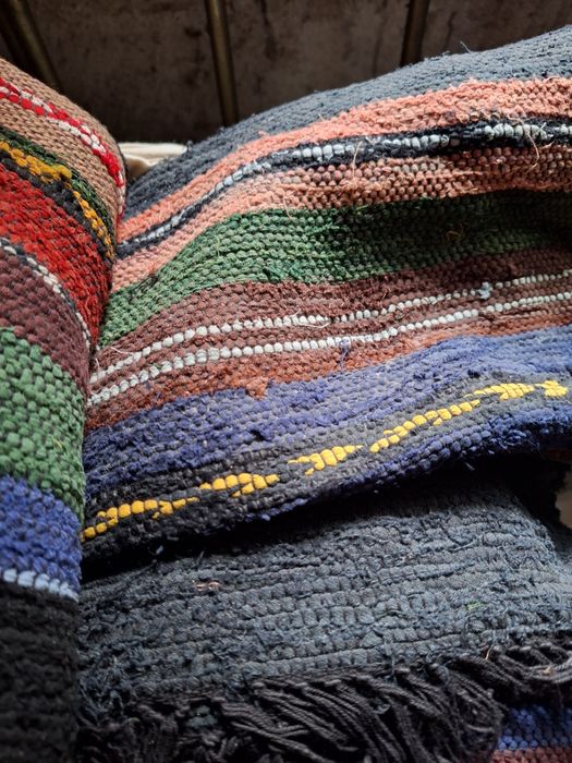 Черги домашно тъкани на стан.