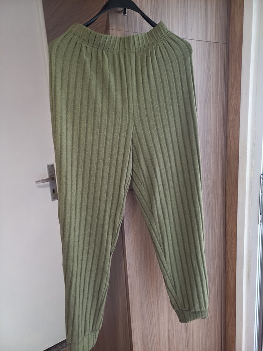 Дамски комплекти от две части.