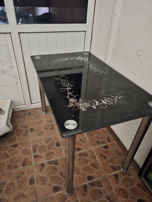 Продам стол стеклянный обеденный