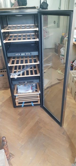 Vitrina de vinuri Hoover - 70 de sticle