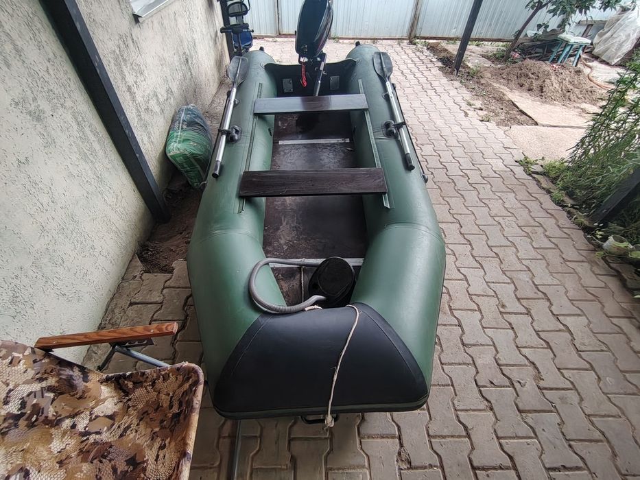 Продам лодку с мотором.