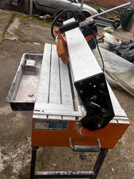 Електрическа машина за рязане на плочки с водна дюза