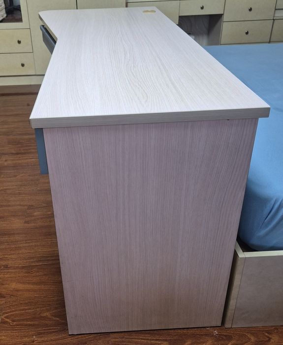 Письменный стол (подходит для компьютера)