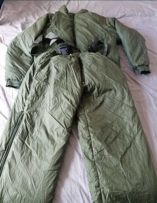 Costum termic militar.