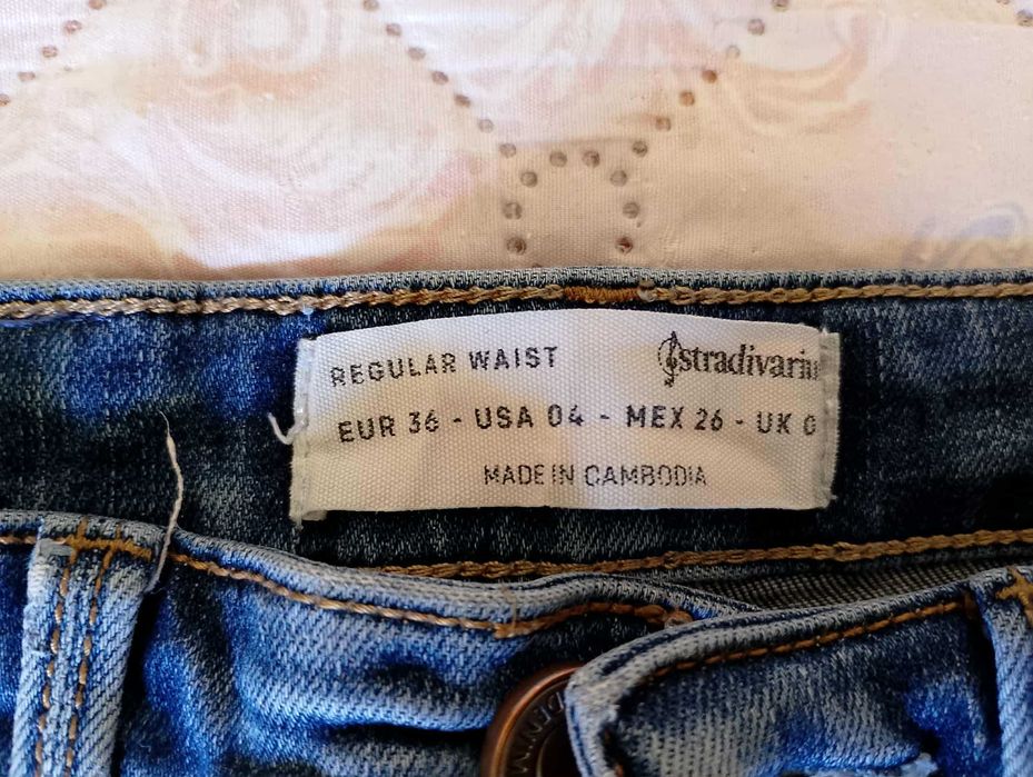 Дънки Страдивариус - размер S, клин, меки и ефектни, 17 евро